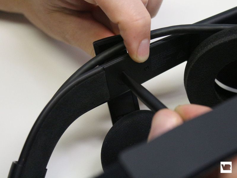 blæk strop vinder How to Remove the Built-in Oculus Rift Headphones - VR Geeks
